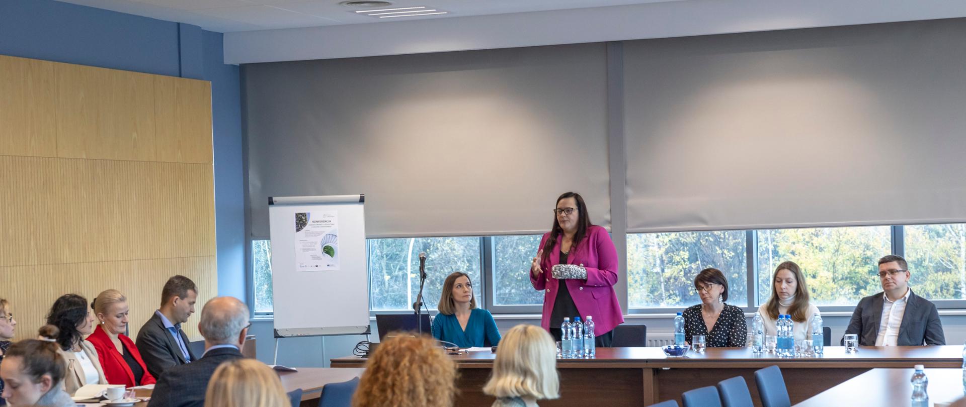 Grupa osób na sali.