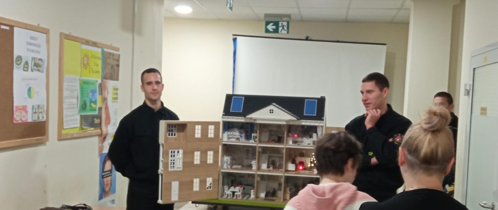 Zdjęcie przedstawia funkcjonariuszy podczas prewencji społecznej.