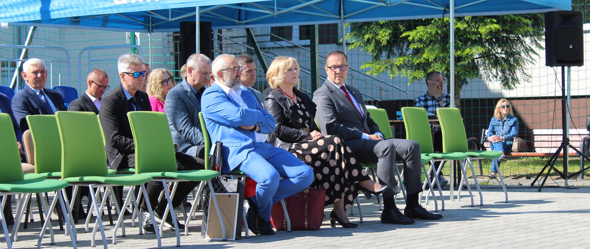 Na zdjęciu widać kobietę i mężczyzn