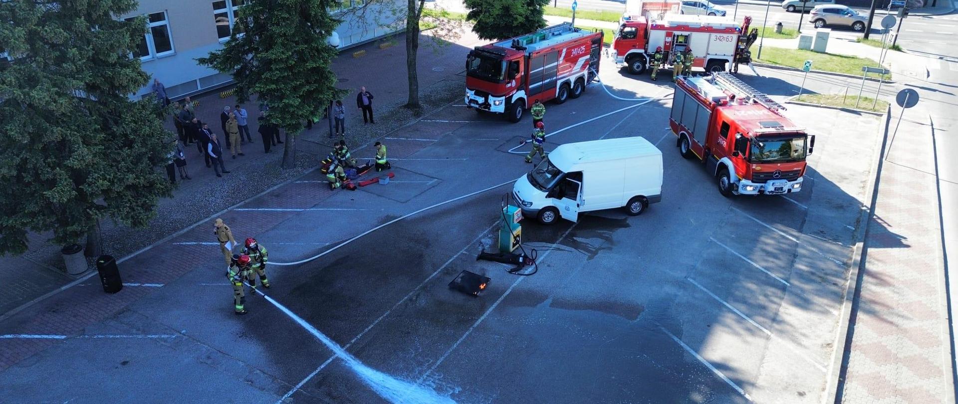 Ujęcie z drona, strażacy gaszą ogień przy dystrybutorze