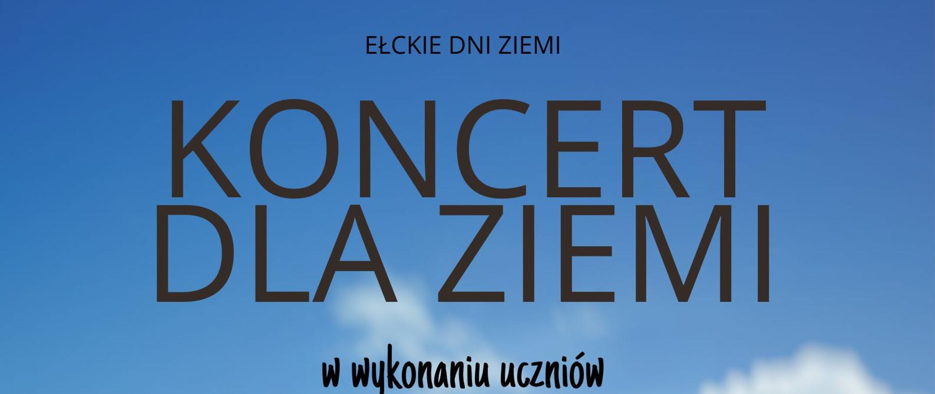 Plakat przedstawia kolorową kulę ziemską, a nad nią różne instrumenty muzyczne. Utrzymany jest w odcieniach koloru niebieskiego. U góry widnieje duży napis "Koncert Dla ZIEMI" w wykonaniu uczniów ZPSM w Ełku. Wydarzenie odbędzie się w dniu 7 kwietnia 2025 roku o godz. 17.00 w Centrum Edukacji Ekologicznej CEE w Ełku. W dole plakatu umieszczono logo CEE, ZPSM, UM w Ełku.