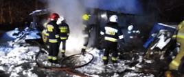Strażacy dogaszają budynek gospodarczy w Wąchocku