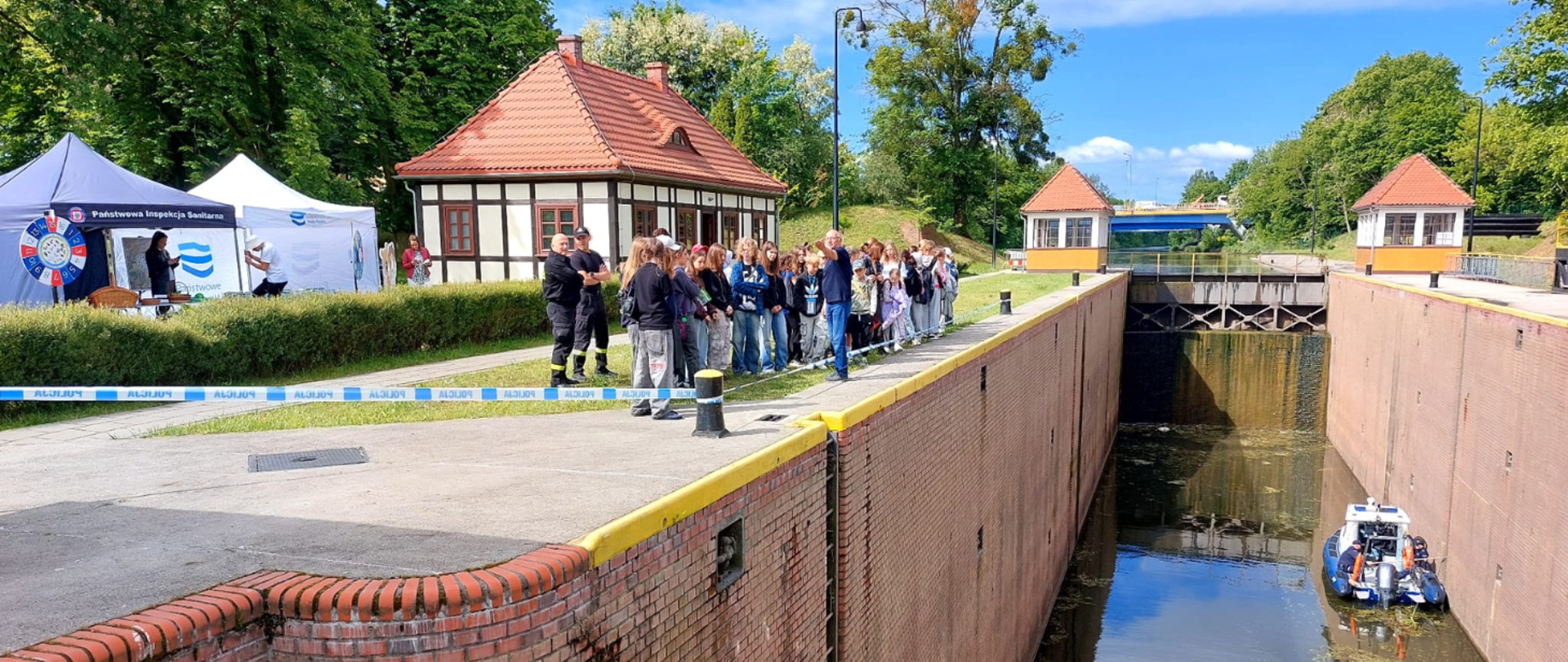 Uczniowie podczas akcji "Aktywni Błękitni" na śluzie "Okole" w Bydgoszczy.