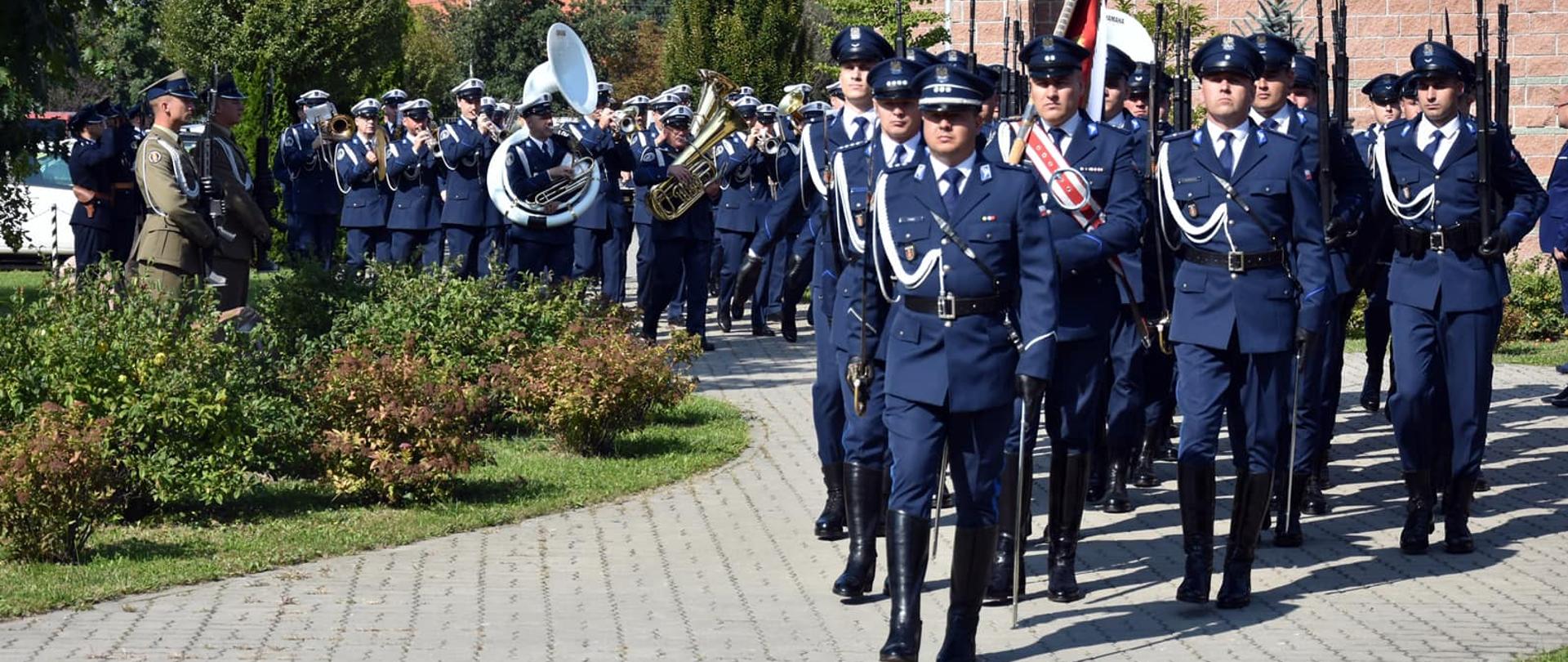 Na zdjęciu widać mężczyzn w mundurach podczas uroczystości przy Dębach Pamięci