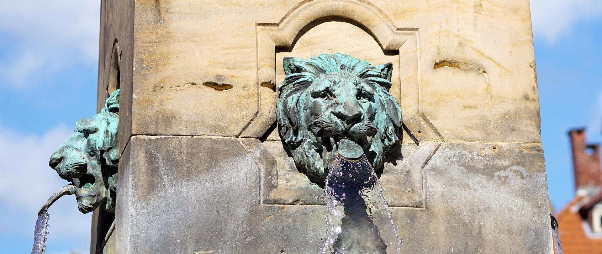 Zdjęcie przedstawiające fontannę w mieście