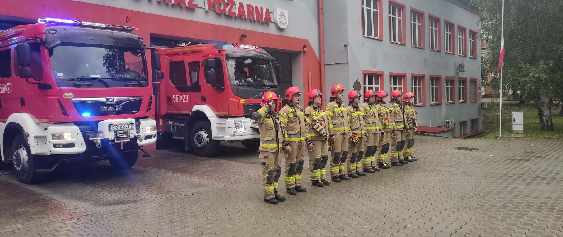 funkcjonariusze Komendy Powiatowej Państwowej Straży Pożarnej w Wieliczce poprzez załączenie sygnałów świetlno-dźwiękowych oddali hołd strażakowi z OSP Balice