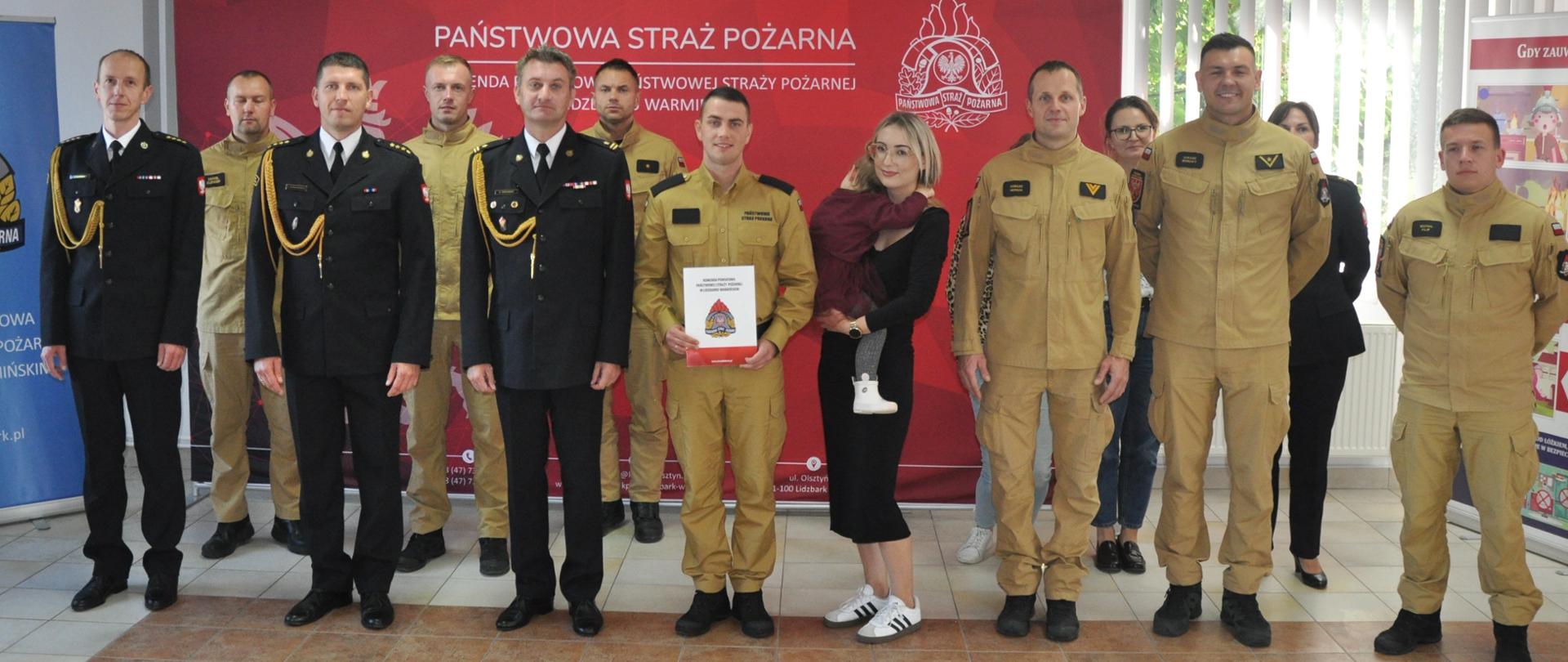 Ślubowanie nowo przyjętego strażaka w lidzbarskiej komendzie