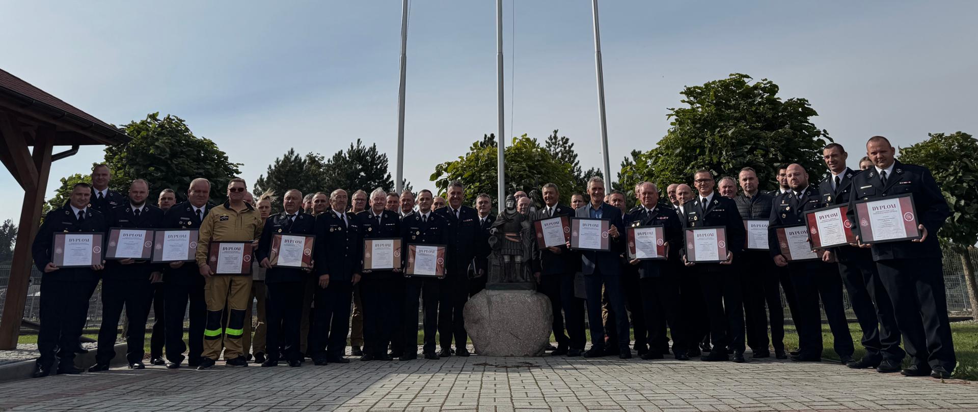 Wręczenie dyplomów Komendanta Głównego z okazji rocznicy 30-lecia Krajowego Systemu Ratowniczo-Gaśniczego jednostką Ochotniczych Straży Pożarnych