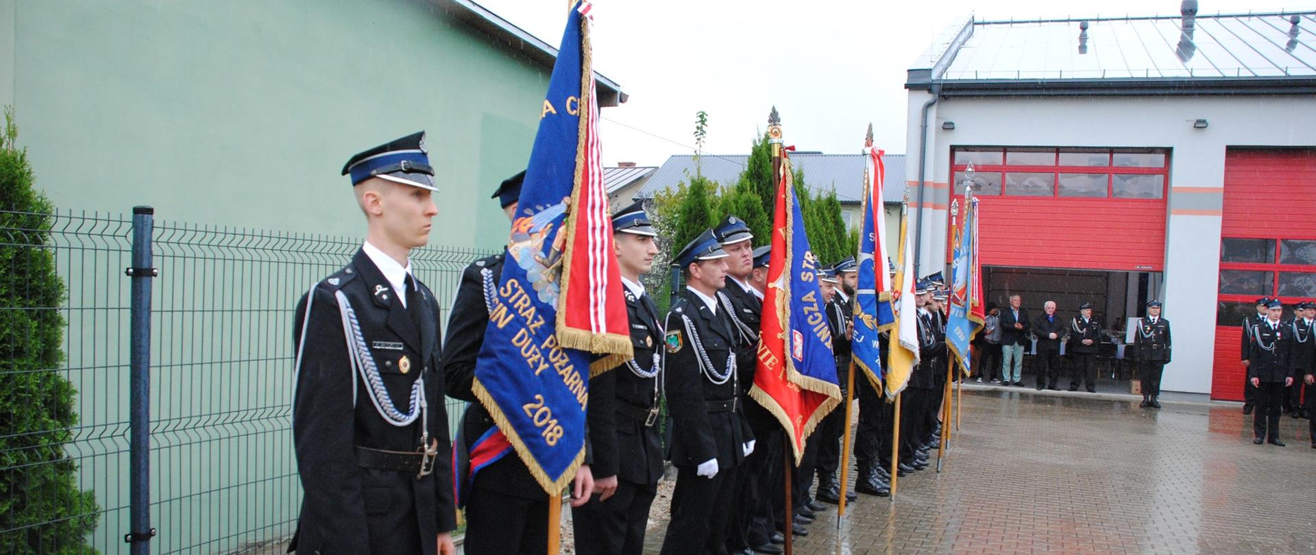 Jubileusz 90-lecia powstania jednostki Ochotniczej Straży Pożarnej w Borzęcinie Dużym, strażacy i zaproszeni goście podczas uroczystości.