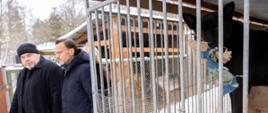 Wojewoda podlaski Jacek Brzozowski sprawdził warunki w schronisku dla zwierząt w Sokółce