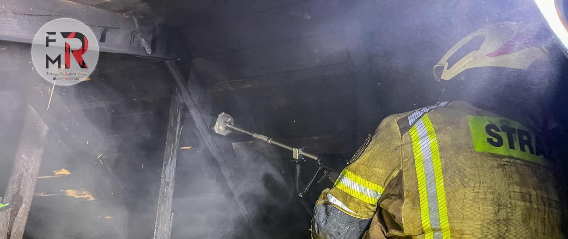 działania straży na palącym się poddaszu