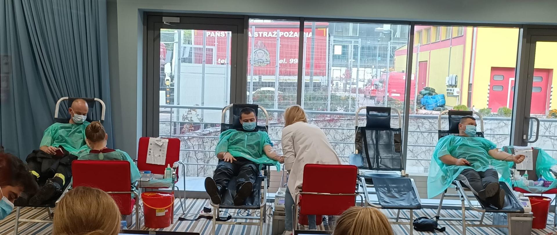 Funkcjonarjusze KP PSP w Grodzisku mazowieckim w trakcie oddawania krwi.