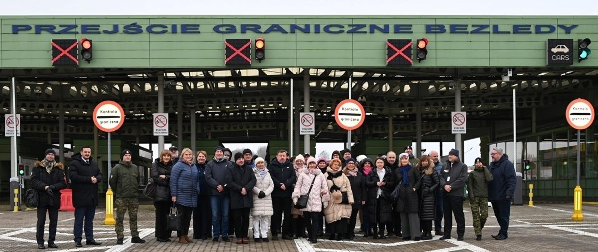 Uczestnicy spotkania na Drogowym Przejściu Granicznym w Bezledach.