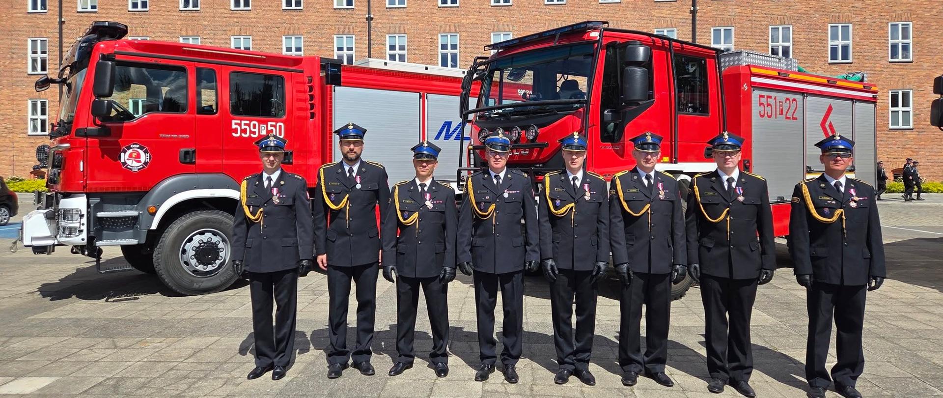 Zdjęcie przedstawia strażaków. 