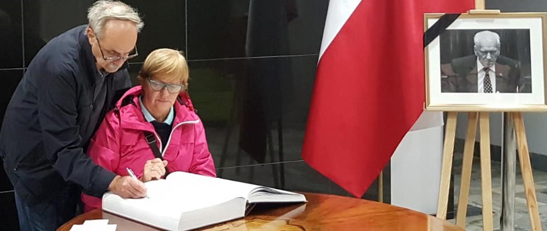 Księga kondolencyjna po śmierci Marszałka Seniora Kornela Morawieckiego w Urzędzie Wojewódzkim