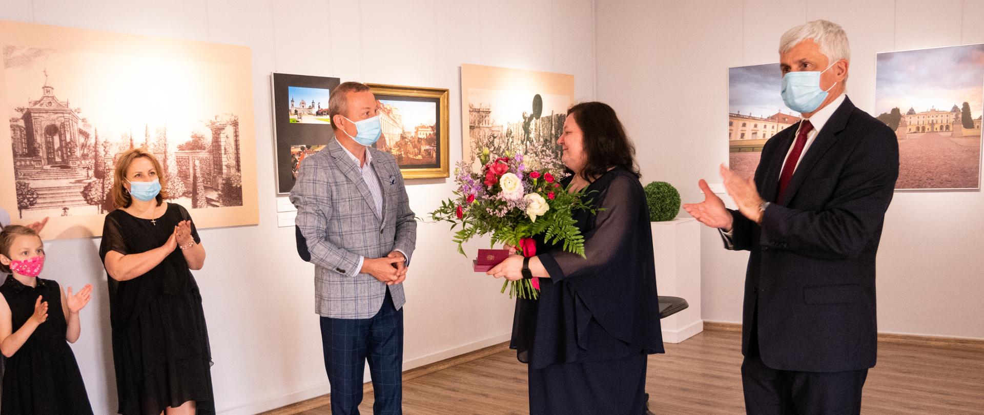 Zakończenie roku w Domu Kultury "Śródmieście" w Białymstoku. Medal dla instruktora muzyki