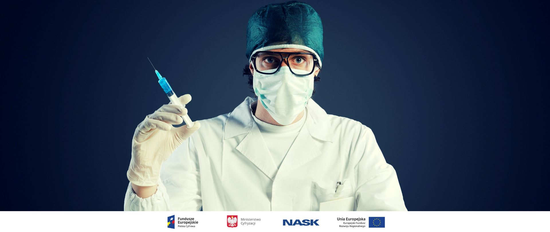 Lekarz w masce ochronnej ze strzykawką w ręce