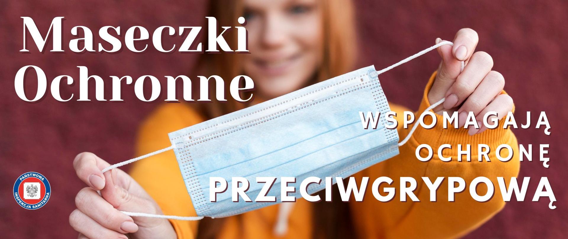Kobieta trzyma przed sobą w wyciągniętych rękach maseczkę ochronną