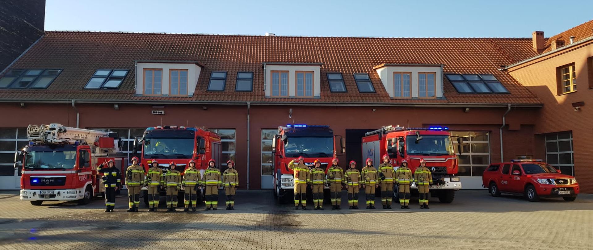 Minuta Ciszy dla poległych strażaków z Ukrainy. Dwa pododdziały strażaków podczas zbiórki upamiętniającej poległych strażaków z Ukrainy. Strażacy w ubraniach typu nomeks.