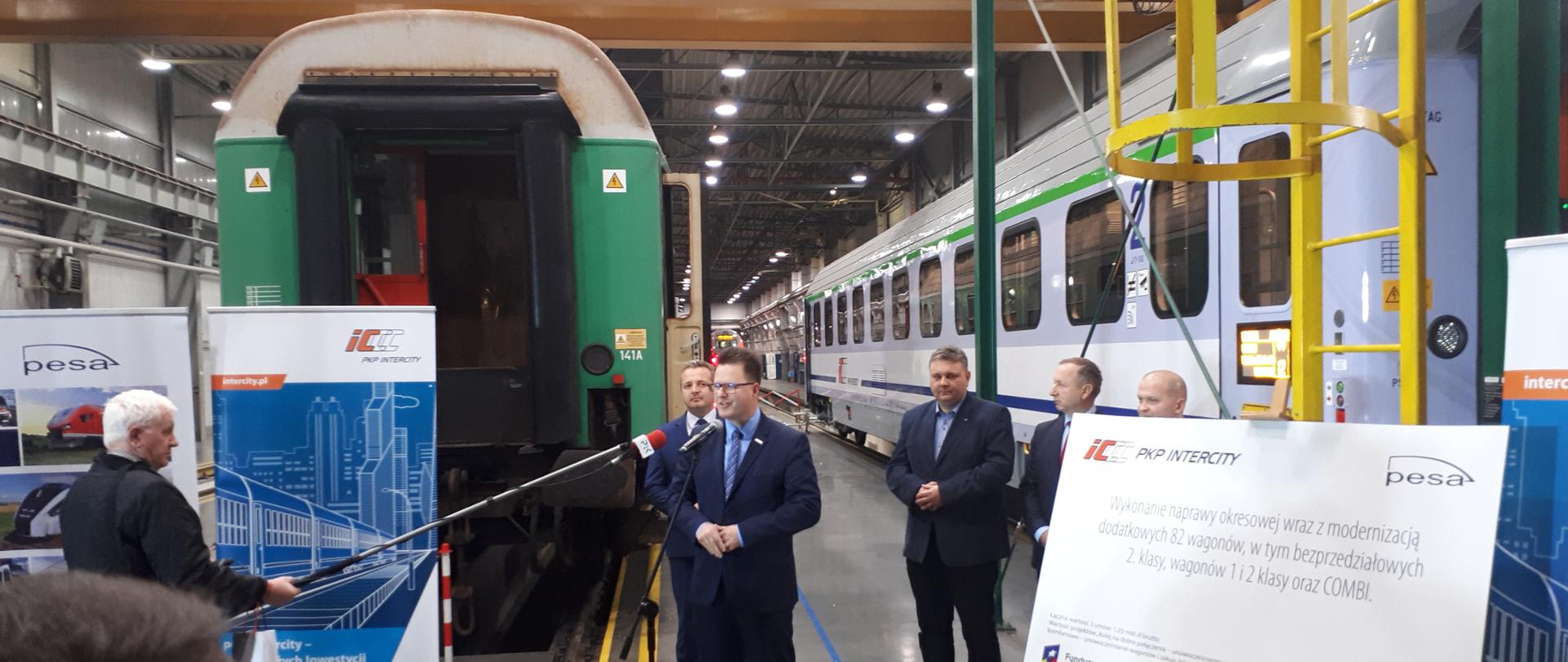 Podsekretarz stanu Andrzej Bittel podczas uroczystości podpisania umów w siedzibie PESA w Bydgoszczy