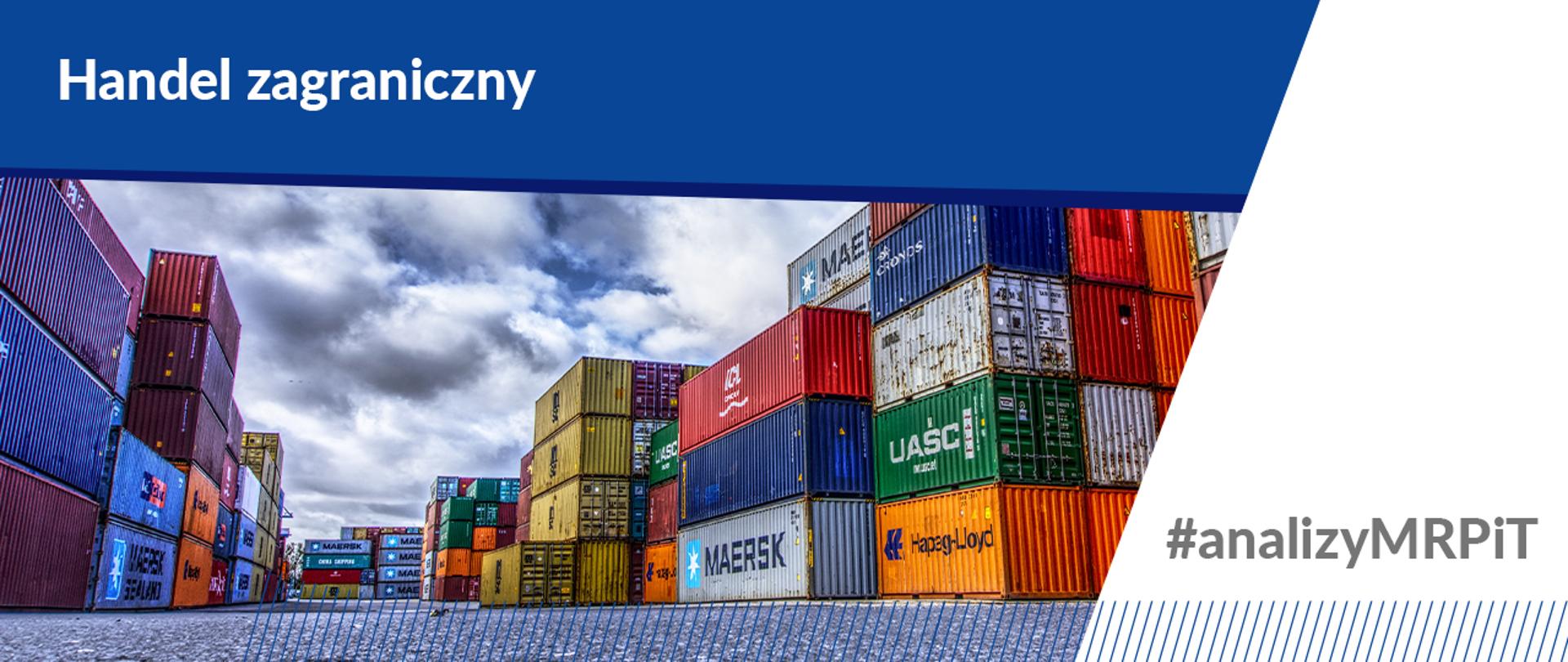 COVID-19 nie zatrzymał polskich eksporterów -Kontenery towarowe ustawione jeden na drugim.