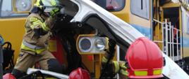 zdjęcie przedstawia zderzenie samochodu z pociągiem na przejeździe kolejowo-drogowym podczas ćwiczeń ratowniczo-gaśniczych