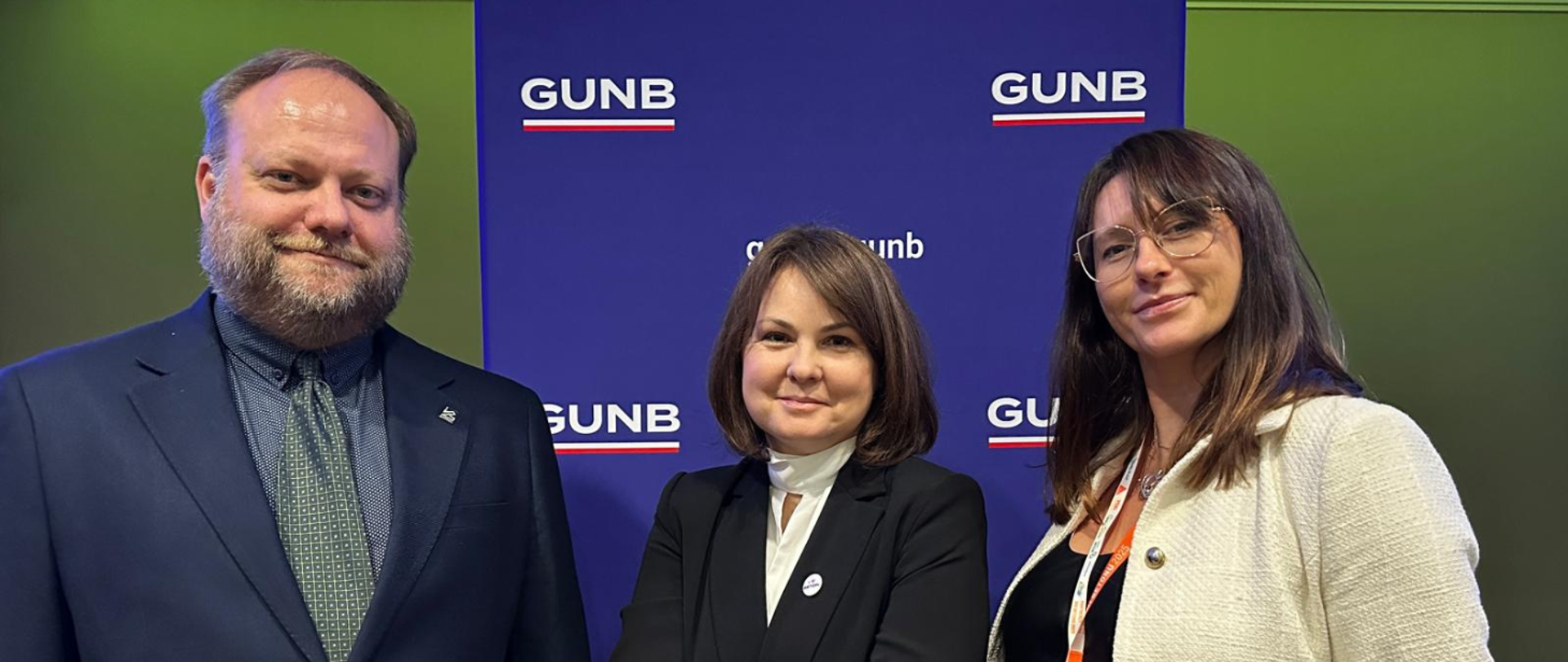 Trzy osoby stoją na tle ścianki z logo Głównego Urzędu Nadzoru Budowlanego podczas szkolenia GUNB dla wojewódzkich inspektoratów nadzoru budowlanego. Na grafice widoczny jest napis: Szkolenie GUNB dla wojewódzkich inspektoratów nadzoru budowlanego. CPR-2024. 17 października 2025 r. oraz adres strony: gov.pl/gunb i hasztag #edukacja.