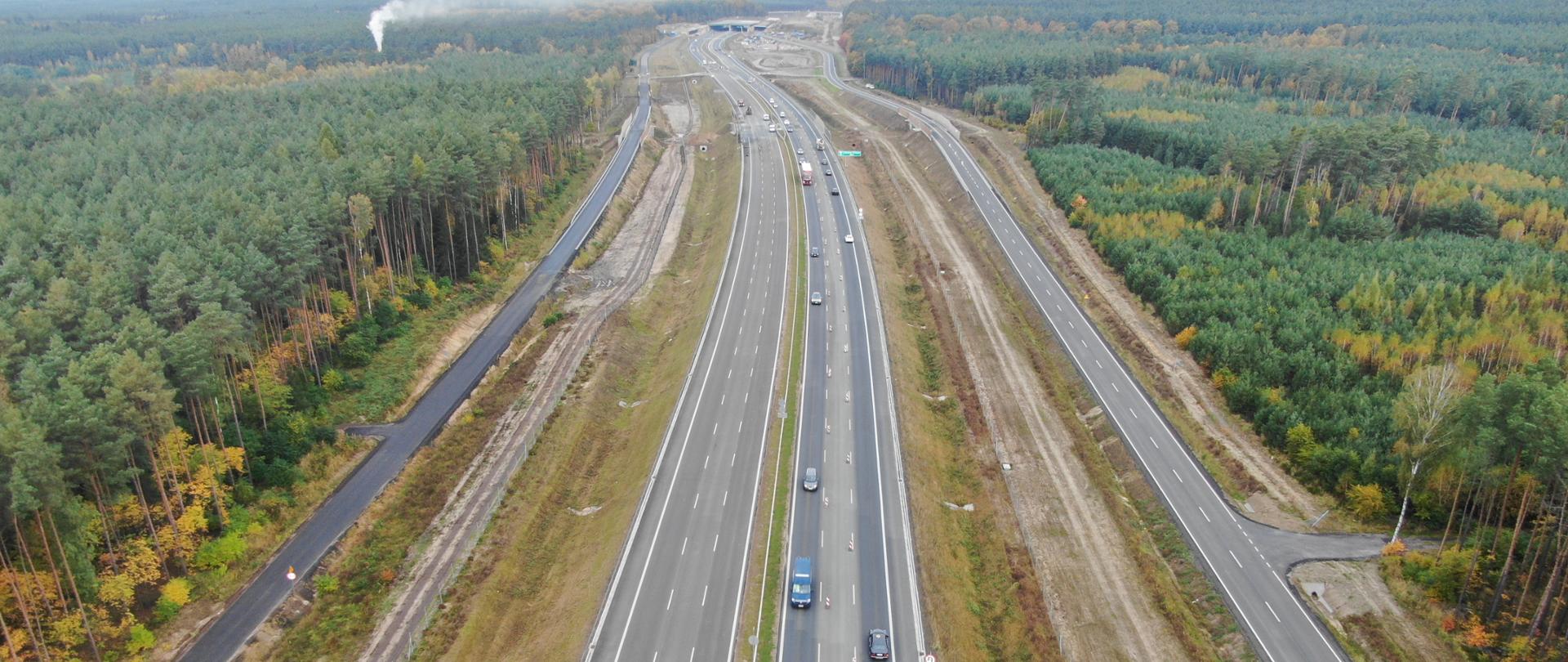 na zdjęciu widoczne dwie jezdnie drogi ekspresowej. Na jednej jezdni ruch pojazdów 