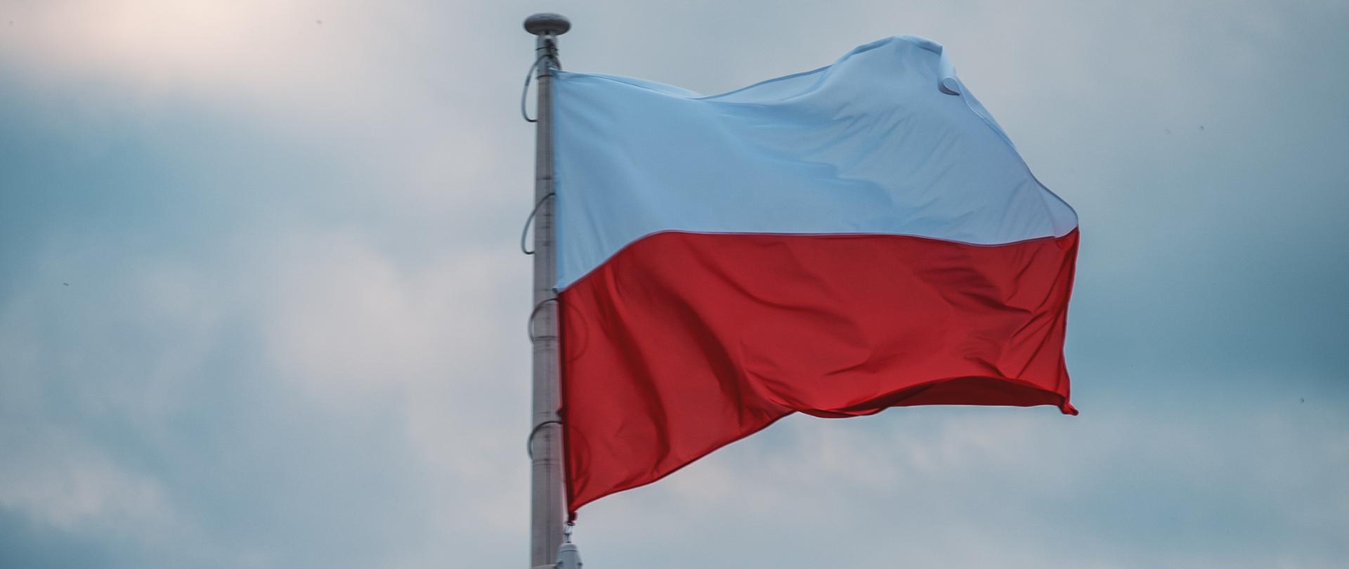 Flaga Polski na tle nieba