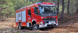 Doskonalenie jazdy pojazdami pożarniczymi w trudnym terenie.