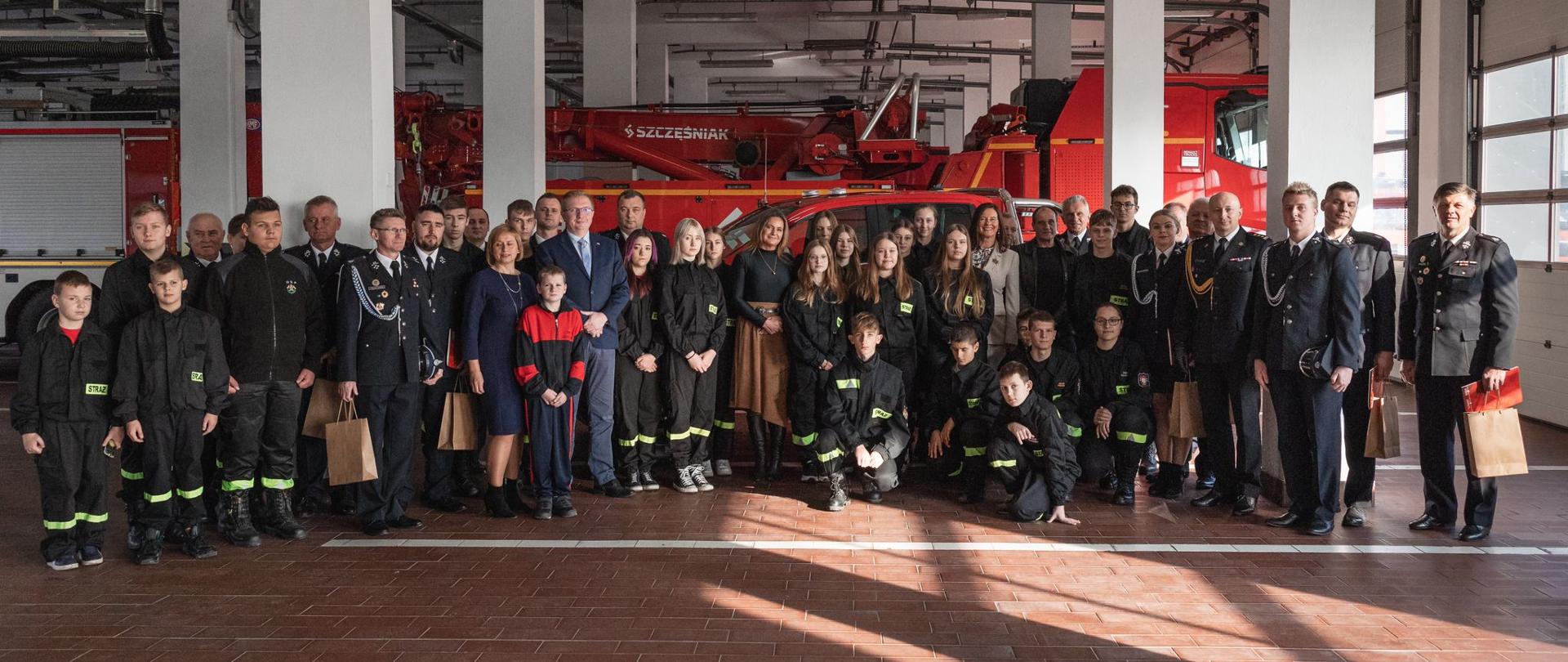 Wspólne zdjęcie grupowe uczestników uroczystości wręczenia promes dla MDP OSP.