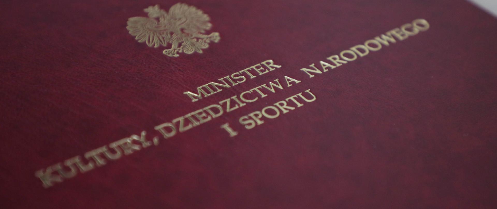 Bordowa teczka z Godłem RP i napisem Minister Kultury, Dziedzictwa Narodowego i Sportu, fot. Jan Jechna