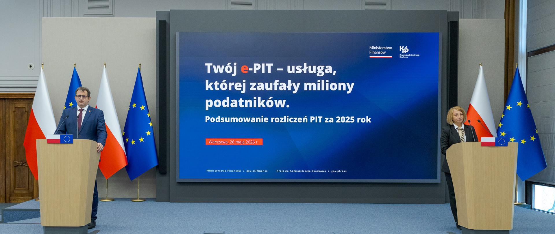 Podsumowanie akcji PIT 2025 konferencja dwie osoby przy dwóch mównicach 
