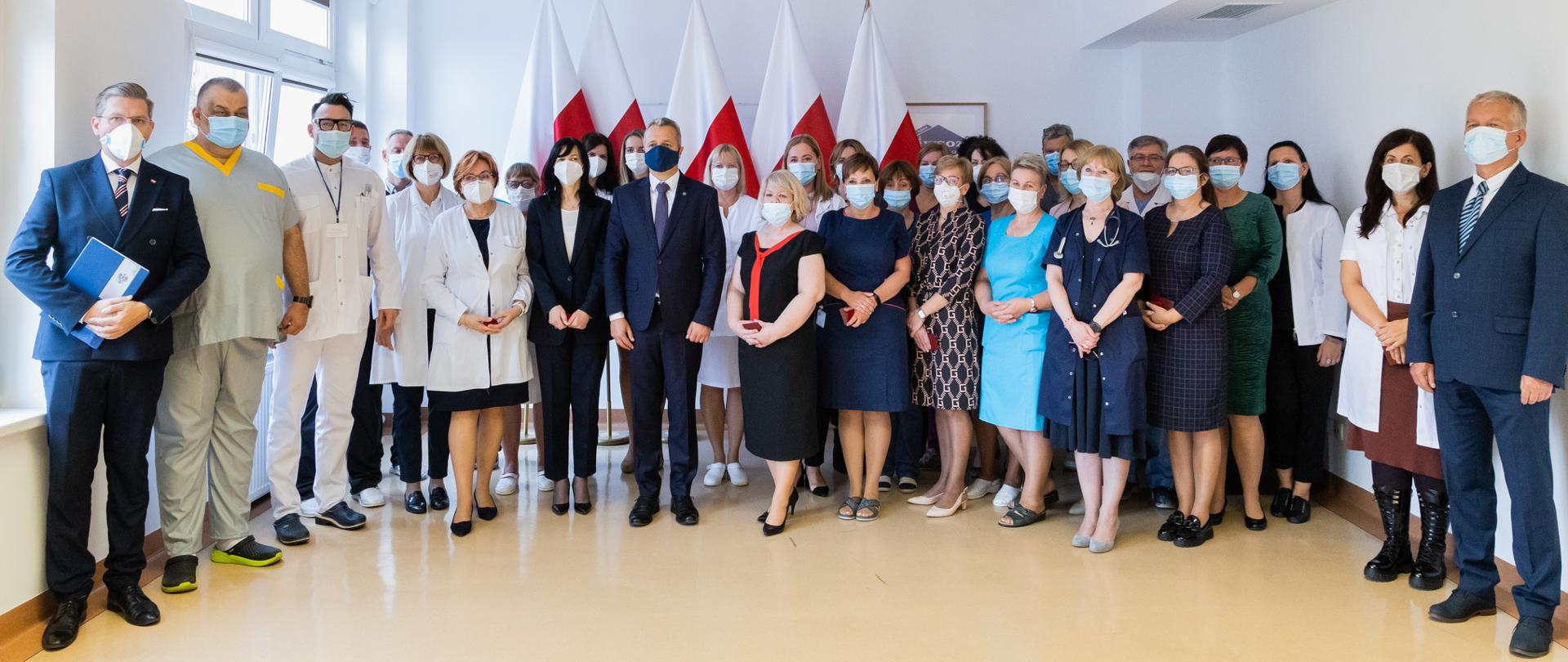 Wspólne zdjęcie odznaczonych z Wojewodą