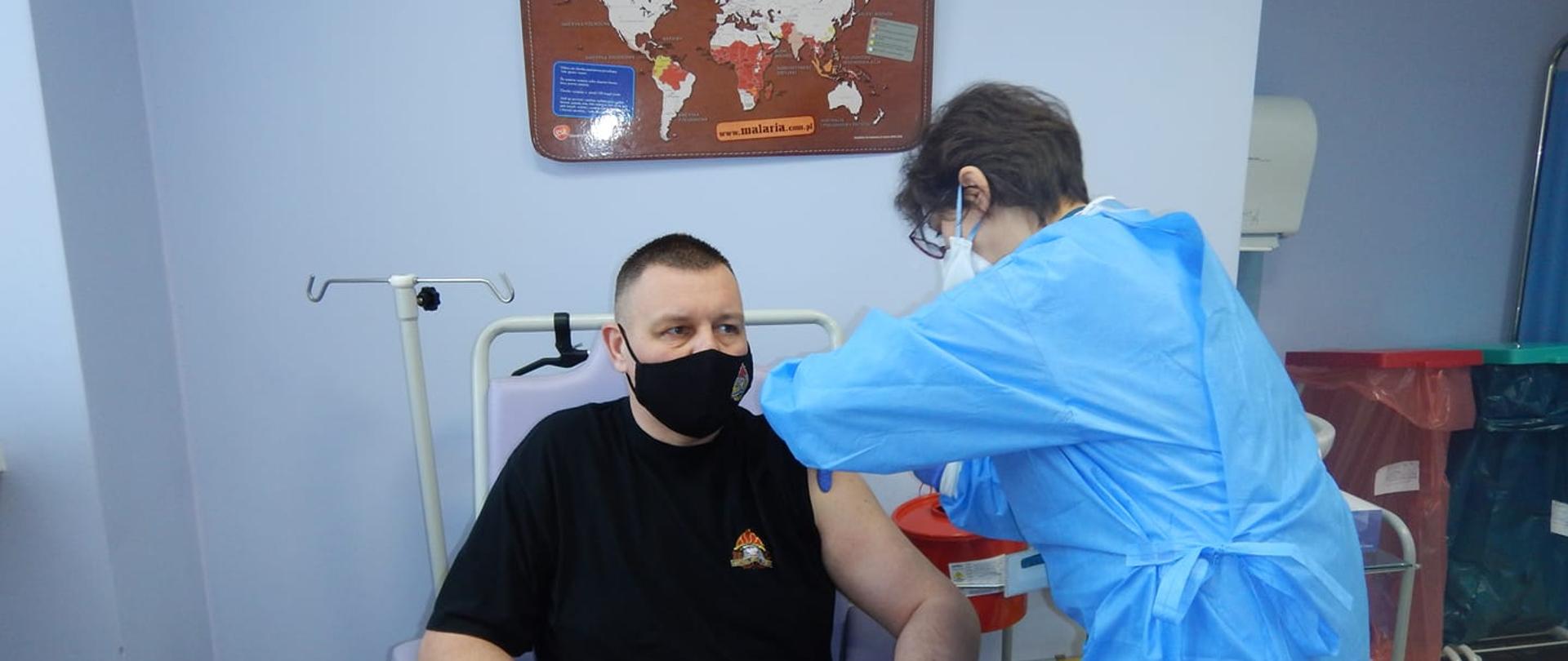 Zastępca Komendanta Miejskiego PSP w Łodzi podczas szczepienia przeciwko Covid-19