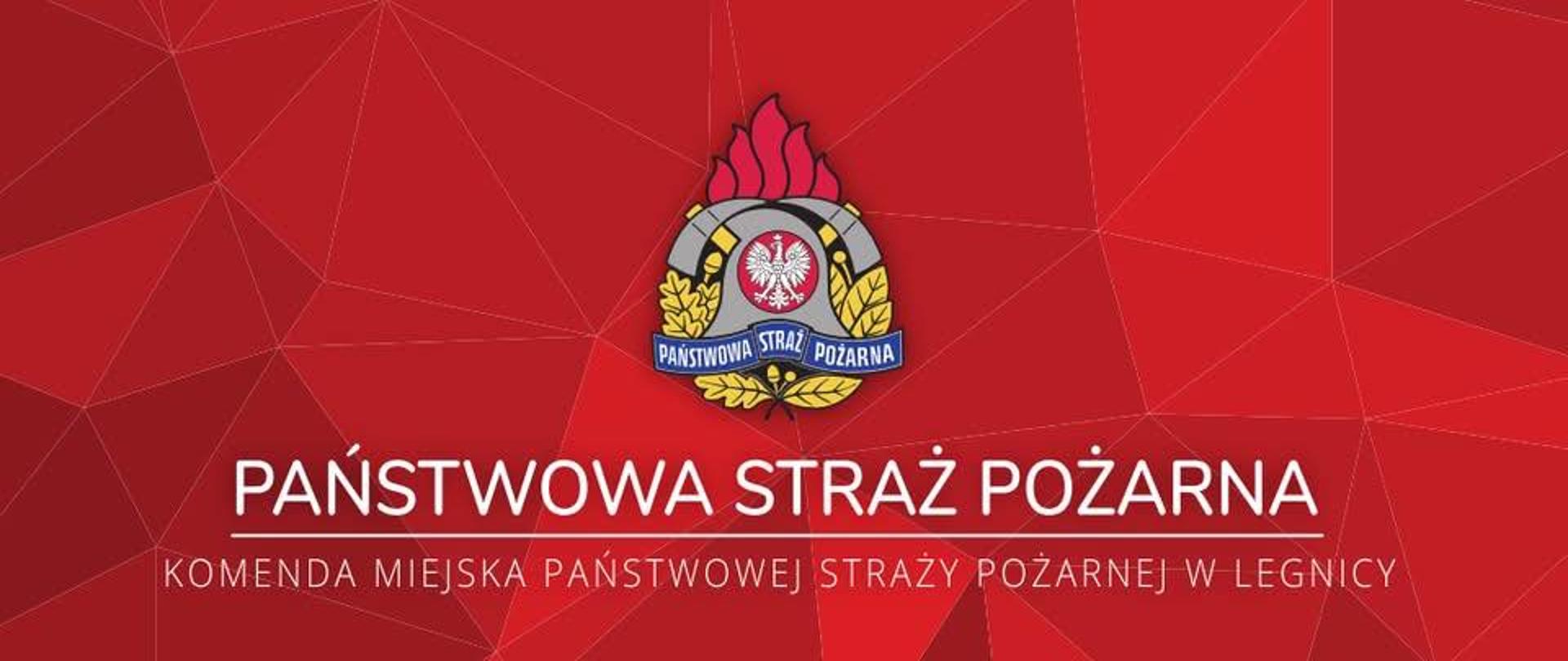Grafika przedstawia logo Państwowej Straży Pożarnej, na czerwonym tle z delikatnym wzorem geometrycznym. Pod logo znajduje się napis "PAŃSTWOWA STRAŻ POŻARNA" oraz tekst "KOMENDA MIEJSKA PAŃSTWOWEJ STRAŻY POŻARNEJ W LEGNICY".