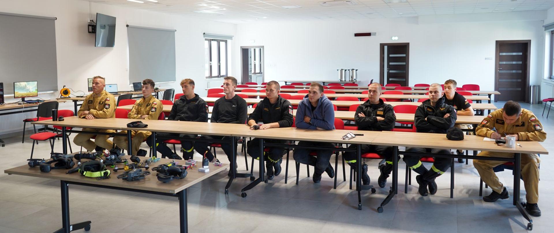 Na zdjęciu widnieją strażacy w trakcie zajęć szkoleniowych z wykorzystaniem dronów FPV. 