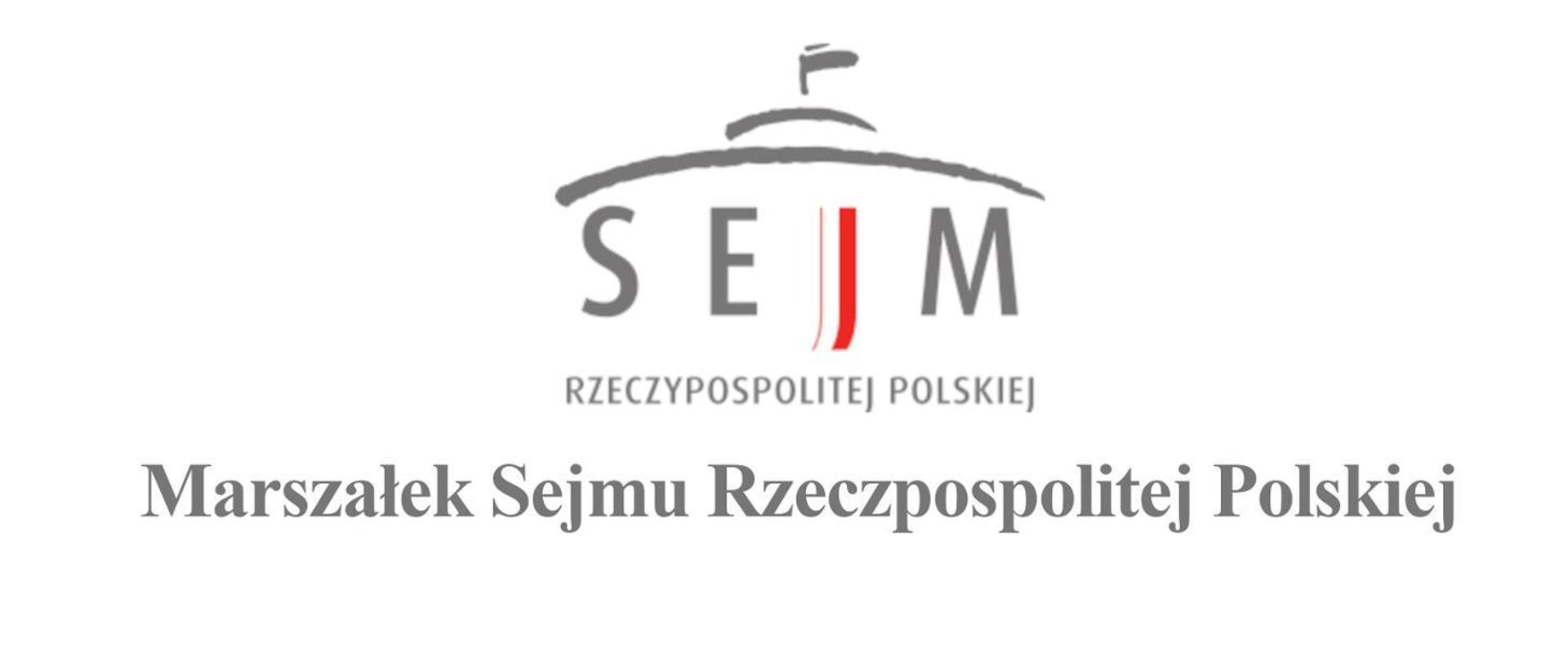 Ilustracja przestawia na białym tle logotyp sejmu, który składa się ze szkicu dachu budynku sejmu i napisu w kolorze szarym Sejm rzeczpospolitej Polskiej pod logotypem napis Marszałek Sejmu Rzeczpospolitej Polskiej