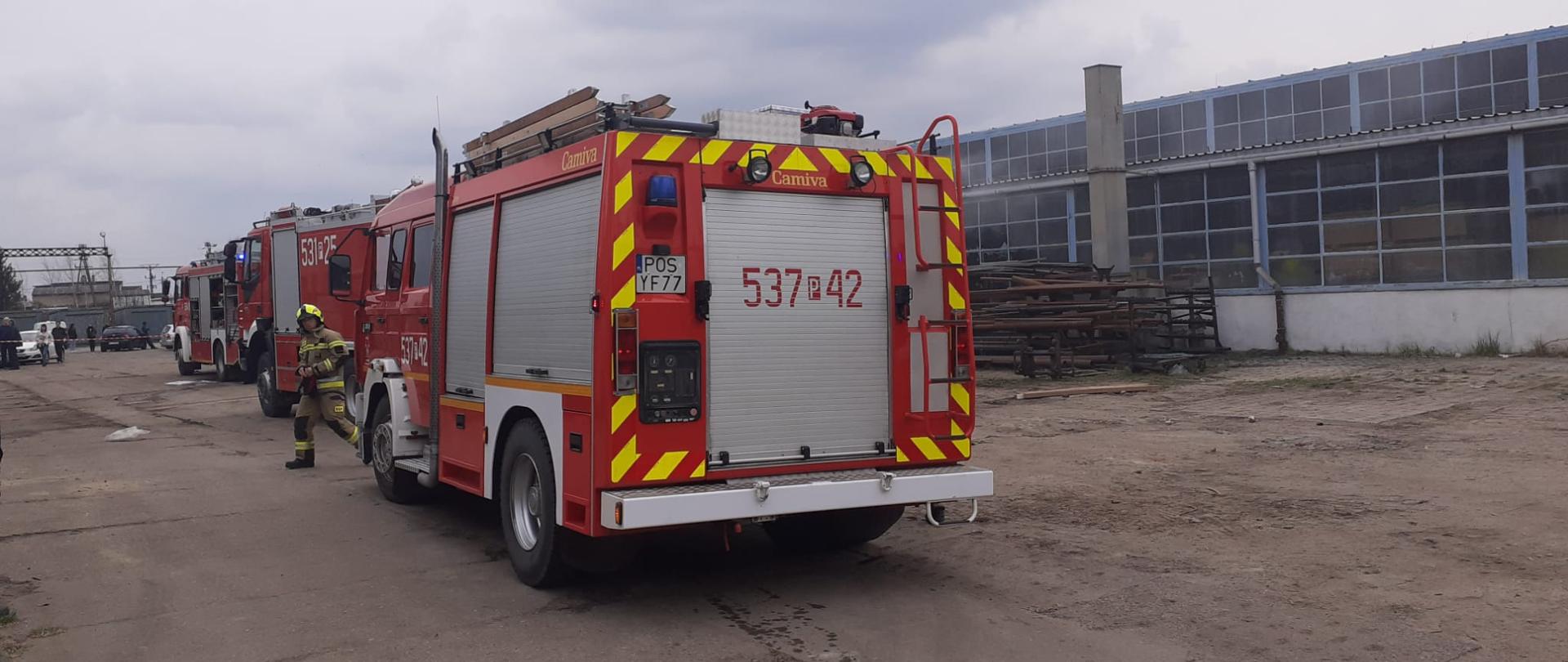 Pojazdy strażackie podczas akcji.