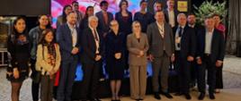 Delegacja polskich eksporterów jabłek z przedstawicielami Ambasady RP, ZBH PAIH w Bogocie i mediami. Na pierwszym planie Ambasador B. Sośnicka i Prezes Piotr Janota, Prezes Stowarzyszenia „Unia Owocowa”