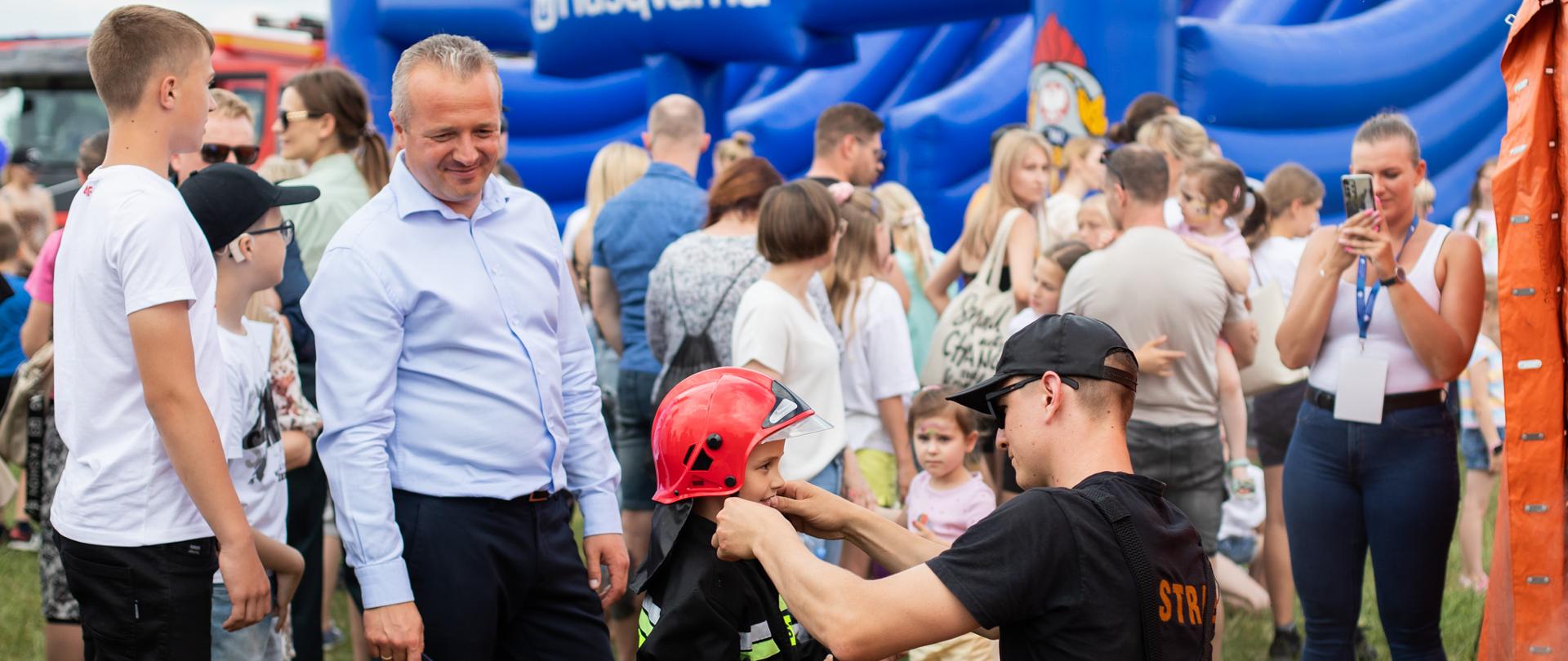 
Grupa ludzi na łące
