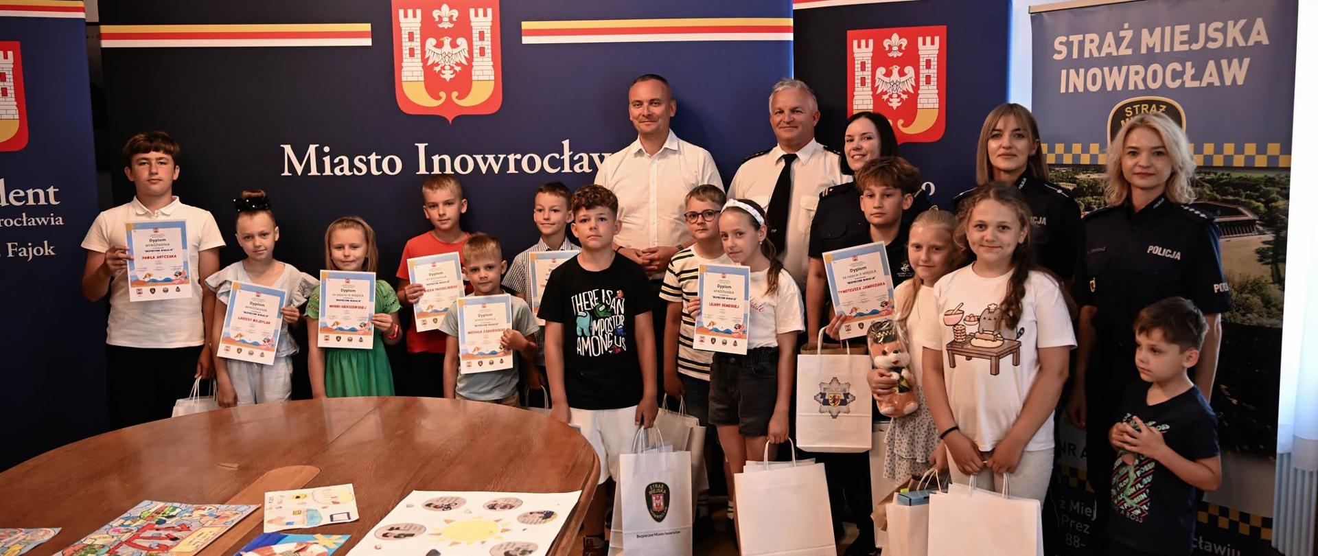 Laureaci konkursu wraz z przedstawicielami służb mundurowych, Komendantem PSP Inowrocław st. bryg. Jakubem Politowskim i Prezydentem Inowrocławia Arkadiuszem Fajokiem