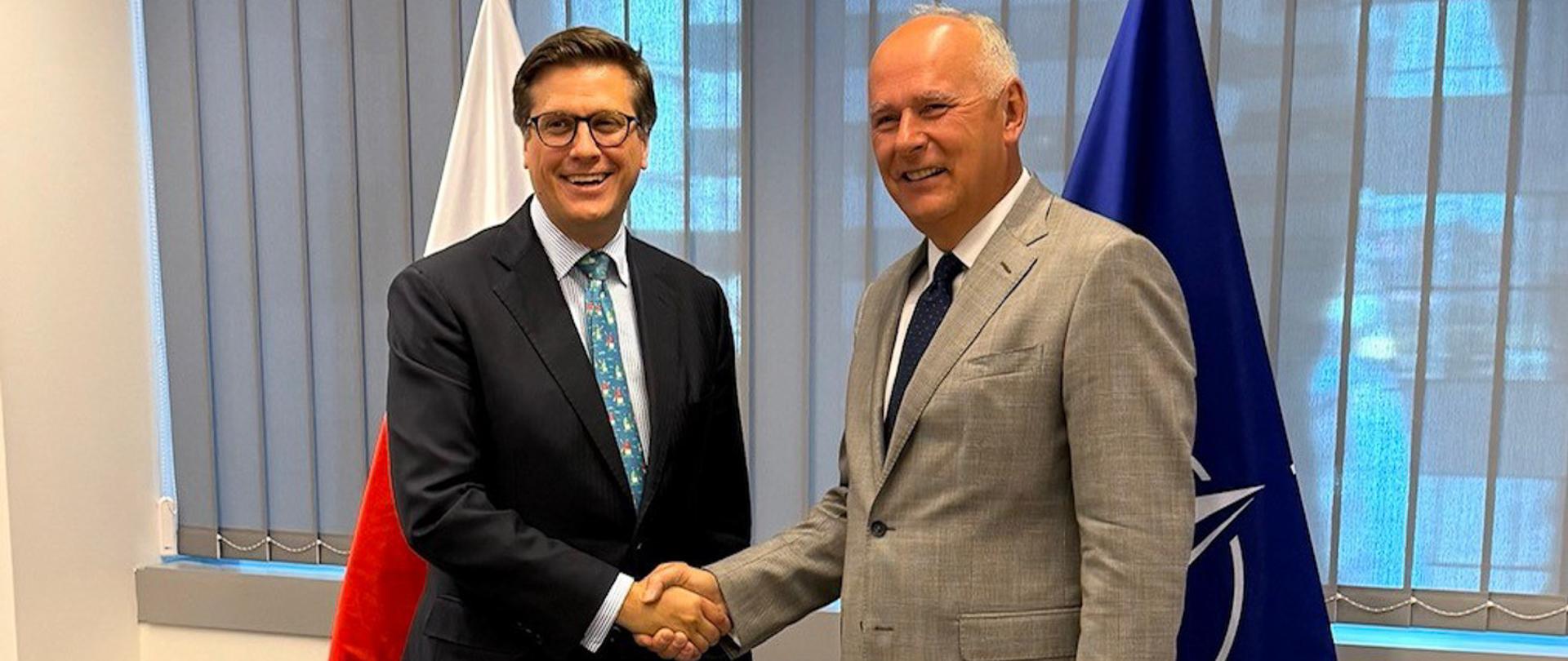 27 sierpnia br. na marginesie posiedzenia Rady Północnoatlantyckiej (NAC) Sekretarz Stanu w MON Paweł Zalewski odbył w Kwaterze NATO w Brukseli rozmowy z Zastępcą Sekretarza Wojny USA ds. Polityki Elbridgem Colby i z Zastępcą Asystenta Sekretarza Wojny ds. NATO i Europy Wiliamem Cappellettim, z udziałem Stałego Przedstawiciela Stanów Zjednoczonych przy NATO, Matthew Whitakera. 