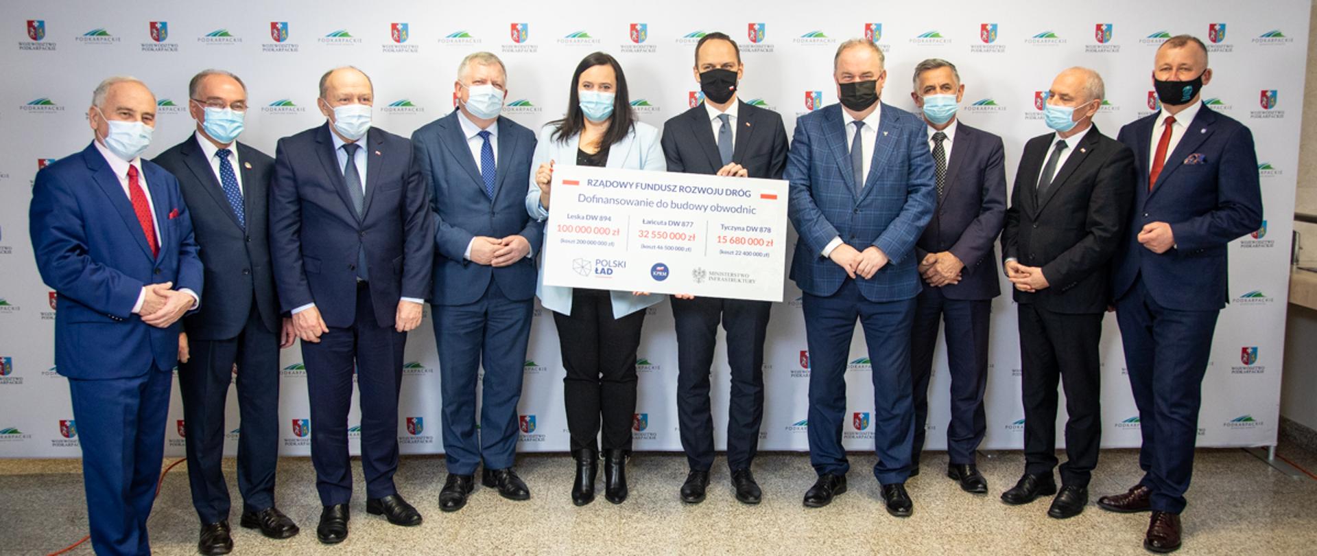 uczestnicy spotkania pozują do pamiątkowego zdjęcia