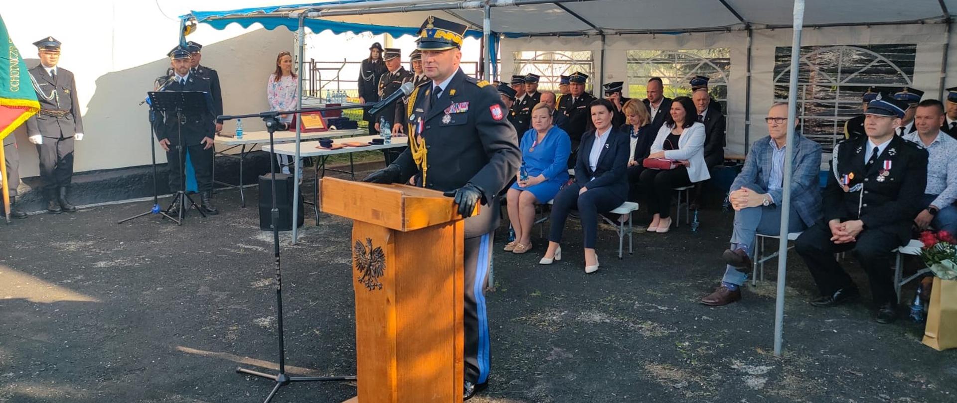 Zastępca komendanta głównego PSP w umundurowaniu, stojący przy mównicy