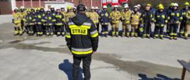 Na zdjęciu strażacy na zbiórce przed egzaminem