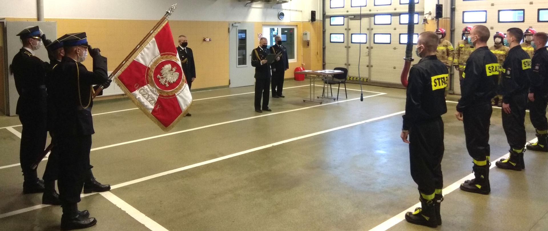 Dowódca Jednostki czytający rozkaz Komendanta na uroczystości ślubowania