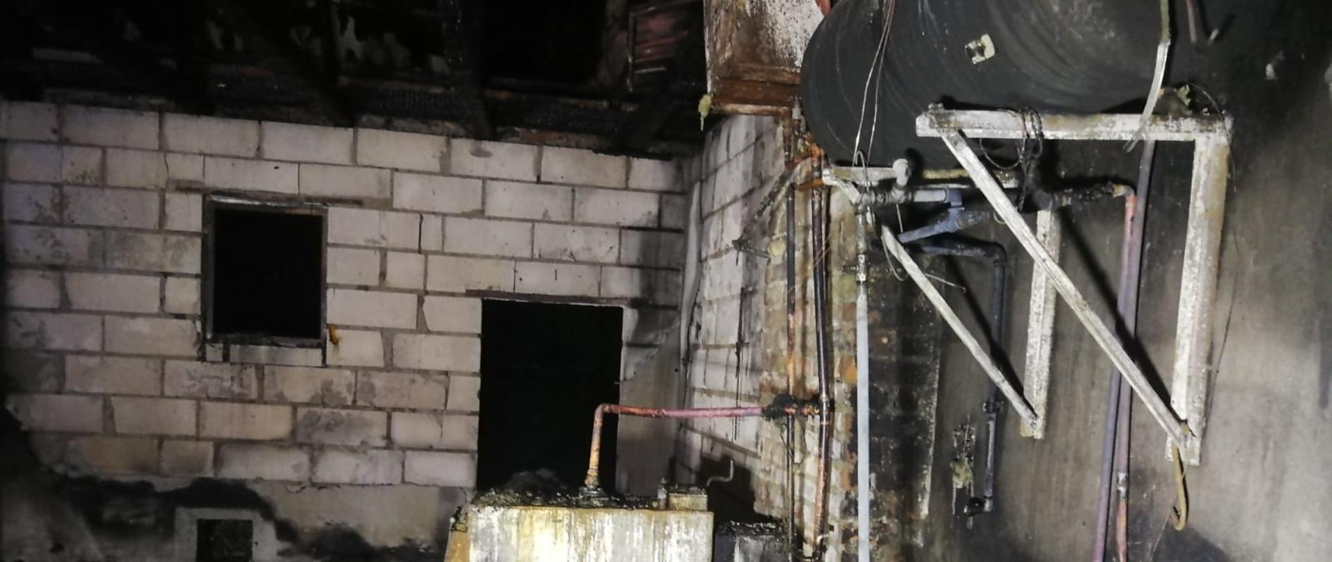 spalone pomieszczenie wraz z dachem