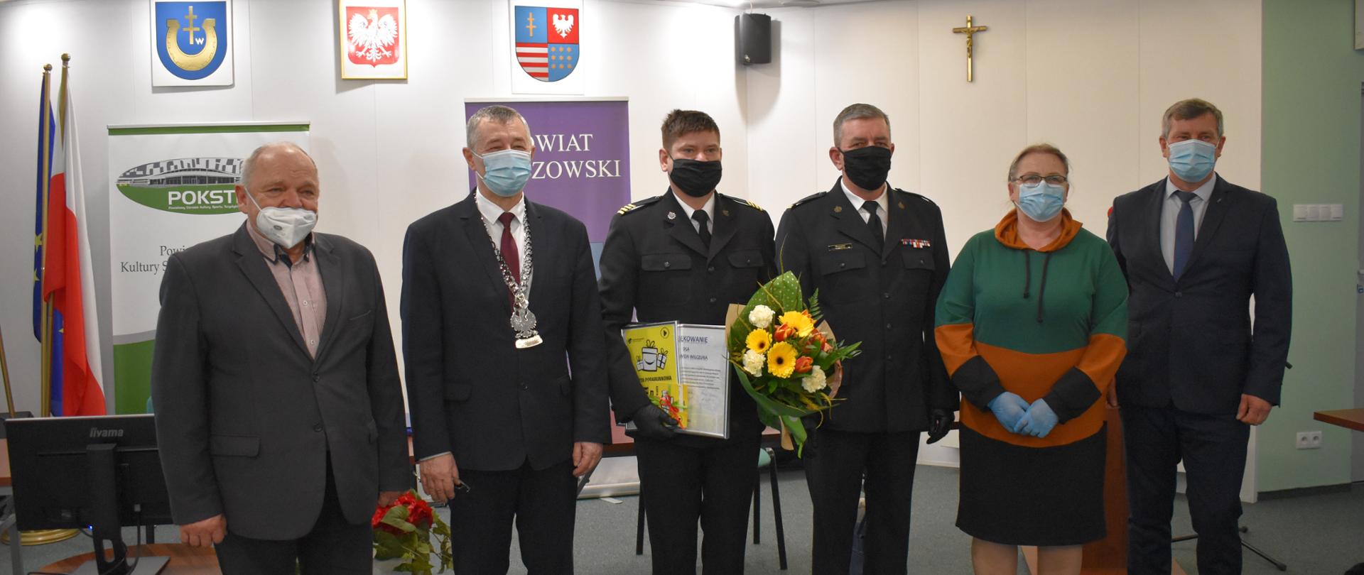 Młodszy ogniomistrz Dawid Wilczura wyróżniony na sesji Rady Powiatu Pińczowskiego za uratowanie 12-latka, pod którym załamał się lód na rzece 