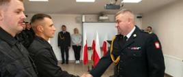 Na zdjęciu uroczysta zbiórka z okazji Narodowego Święta Niepodległości w Komendzie Powiatowej PSP w Rypinie - awansowani